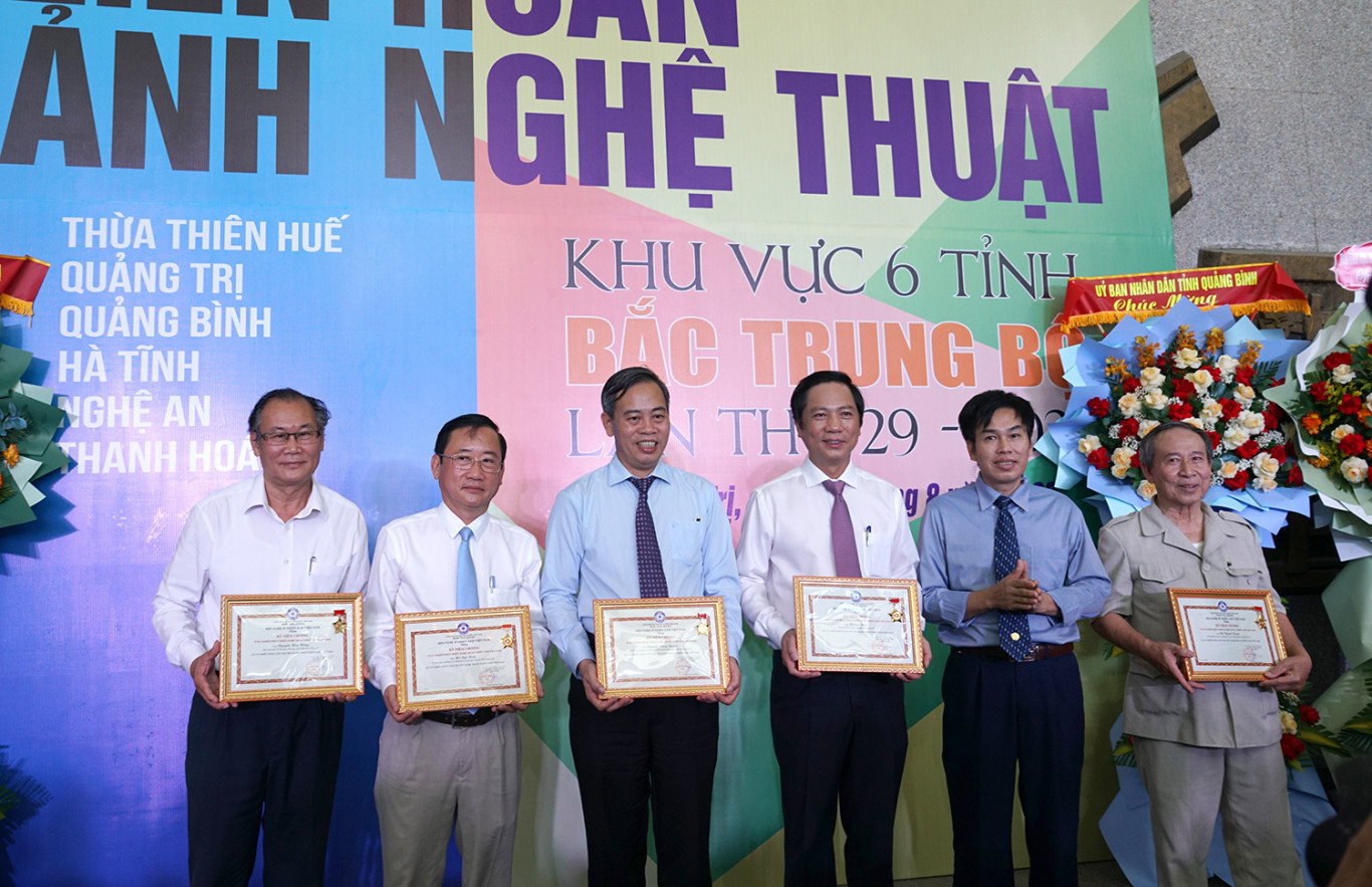 Hội NSNA VN trao kỷ niệm chương V&igrave; sự nghiệp nhiếp ảnh cho l&atilde;nh đạo tỉnh Quảng Trị